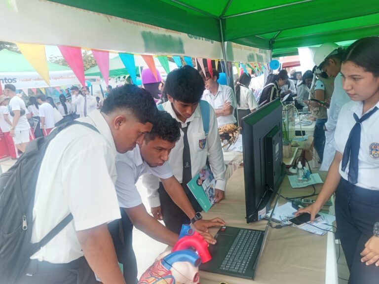 Participación de los Alumnos del VI Ciclo en la Feria Vocacional organizada por el programa JUNTOS.